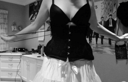 Jolie fille en corset Jolie fille en corset